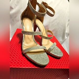 KELLY & KATIE Silver Courtnee Elegant Zipper High Heels SZ 7.5 Womens Sp…